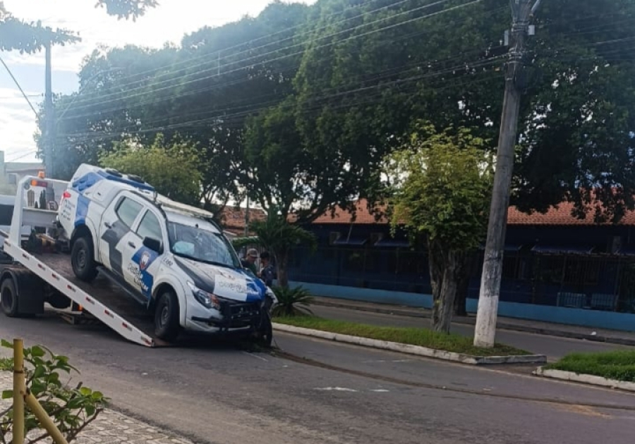 Viatura da PM colide com árvore em Montanha.